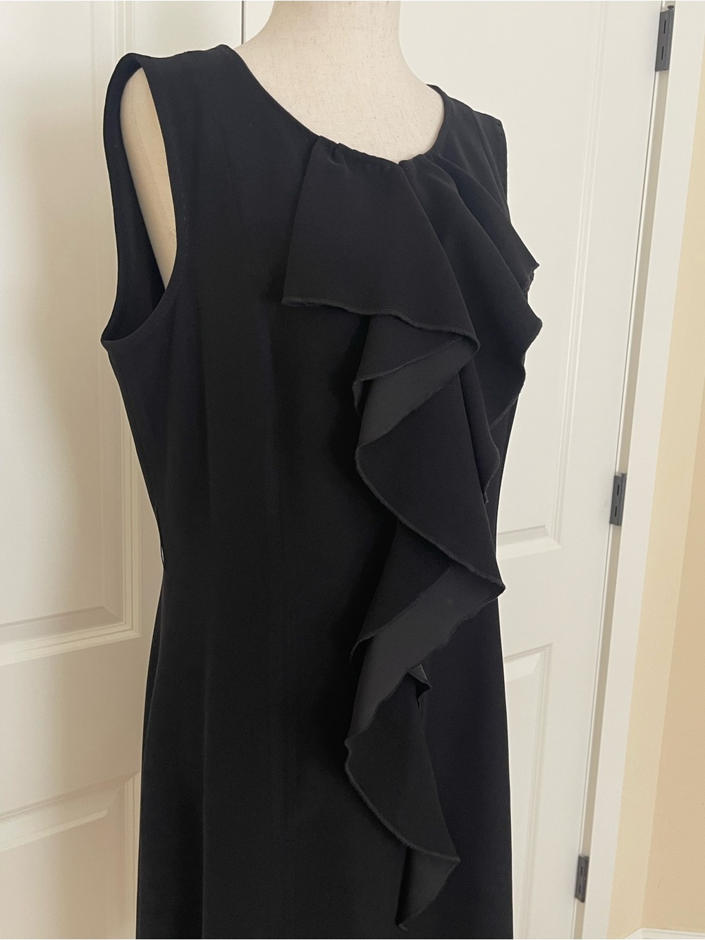 Tahari Size 10 Black Ruffle Front Sleeveless Shift Dress